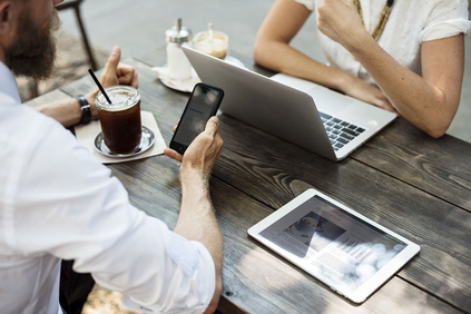 Accountants working at a cafe