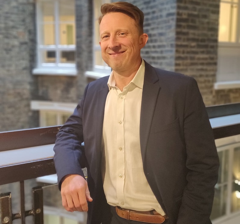 mark hollingworth joins AccountsIQ